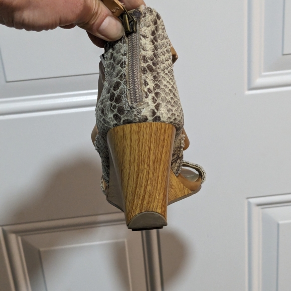 Women's Sandals - Picture 2 of 6